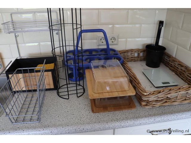 Inhoud keukenkastjes bestaande uit o.a. schoonmaakdoekjes, afwassponsjes, taartdoos, koffiebekers, snijplanken, borden & schalen - afbeelding 3 van  8