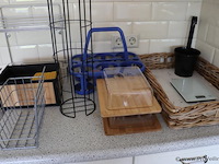 Inhoud keukenkastjes bestaande uit o.a. schoonmaakdoekjes, afwassponsjes, taartdoos, koffiebekers, snijplanken, borden & schalen - afbeelding 3 van  8