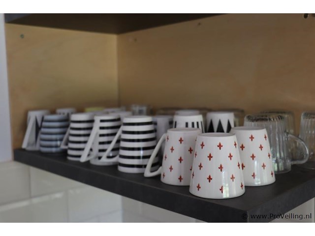 Inhoud keukenkastjes bestaande uit o.a. schoonmaakdoekjes, afwassponsjes, taartdoos, koffiebekers, snijplanken, borden & schalen - afbeelding 4 van  8