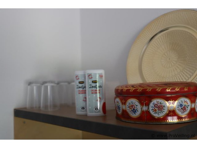 Inhoud keukenkastjes bestaande uit o.a. schoonmaakdoekjes, afwassponsjes, taartdoos, koffiebekers, snijplanken, borden & schalen - afbeelding 5 van  8