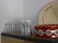 Inhoud keukenkastjes bestaande uit o.a. schoonmaakdoekjes, afwassponsjes, taartdoos, koffiebekers, snijplanken, borden & schalen - afbeelding 5 van  8