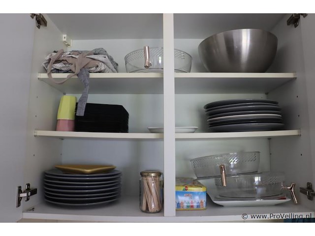 Inhoud keukenkastjes bestaande uit o.a. schoonmaakdoekjes, afwassponsjes, taartdoos, koffiebekers, snijplanken, borden & schalen - afbeelding 6 van  8
