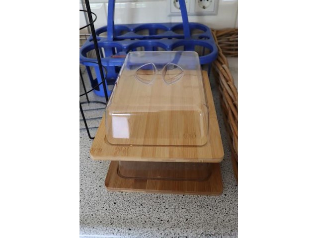 Inhoud keukenkastjes bestaande uit o.a. schoonmaakdoekjes, afwassponsjes, taartdoos, koffiebekers, snijplanken, borden & schalen - afbeelding 8 van  8