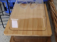 Inhoud keukenkastjes bestaande uit o.a. schoonmaakdoekjes, afwassponsjes, taartdoos, koffiebekers, snijplanken, borden & schalen - afbeelding 8 van  8