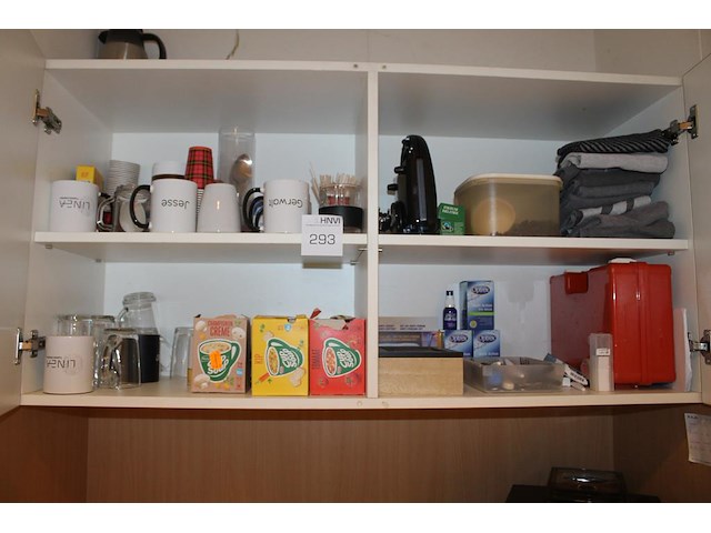 Inhoud keukenkastjes waaronder glaswerk, mokken, schoonmaakproducten, snelkoker, soepen , verbandtrommel, enz. - afbeelding 1 van  3