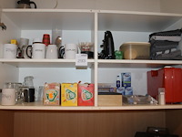 Inhoud keukenkastjes waaronder glaswerk, mokken, schoonmaakproducten, snelkoker, soepen , verbandtrommel, enz. - afbeelding 1 van  3