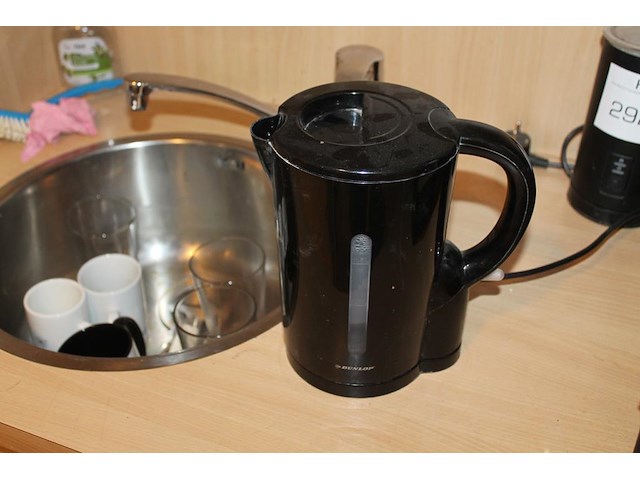 Inhoud keukenkastjes waaronder glaswerk, mokken, schoonmaakproducten, snelkoker, soepen , verbandtrommel, enz. - afbeelding 2 van  3