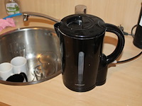 Inhoud keukenkastjes waaronder glaswerk, mokken, schoonmaakproducten, snelkoker, soepen , verbandtrommel, enz. - afbeelding 2 van  3