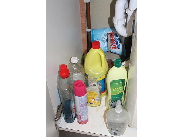 Inhoud keukenkastjes waaronder glaswerk, mokken, schoonmaakproducten, snelkoker, soepen , verbandtrommel, enz. - afbeelding 3 van  3