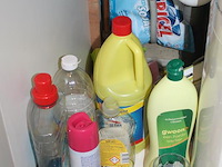 Inhoud keukenkastjes waaronder glaswerk, mokken, schoonmaakproducten, snelkoker, soepen , verbandtrommel, enz. - afbeelding 3 van  3