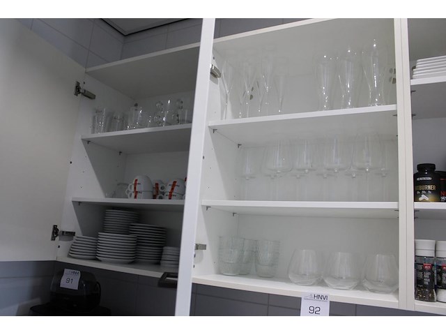 Inhoud keukenkastjes w.o. borden, glaswerk, bestek en snijplanken. - afbeelding 1 van  3