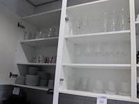 Inhoud keukenkastjes w.o. borden, glaswerk, bestek en snijplanken. - afbeelding 1 van  3
