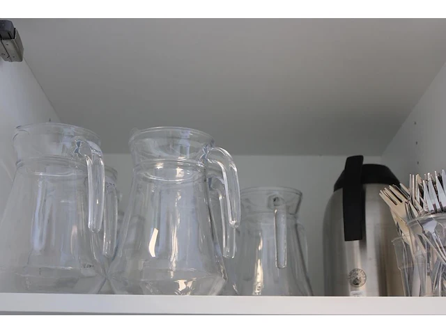 Inhoud keukenkastjes w.o. glaswerk, servies, bestek, dienbladen, mandjes, theeën, pannen, enz. - afbeelding 2 van  21