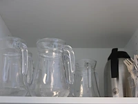 Inhoud keukenkastjes w.o. glaswerk, servies, bestek, dienbladen, mandjes, theeën, pannen, enz. - afbeelding 2 van  21