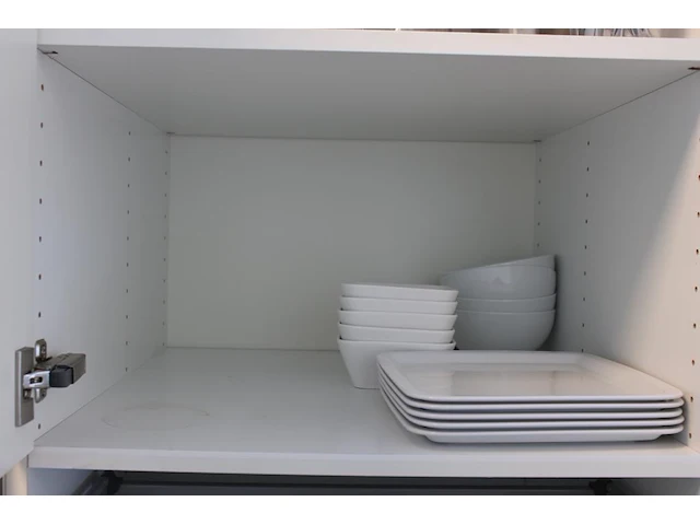 Inhoud keukenkastjes w.o. glaswerk, servies, bestek, dienbladen, mandjes, theeën, pannen, enz. - afbeelding 3 van  21