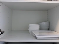 Inhoud keukenkastjes w.o. glaswerk, servies, bestek, dienbladen, mandjes, theeën, pannen, enz. - afbeelding 3 van  21