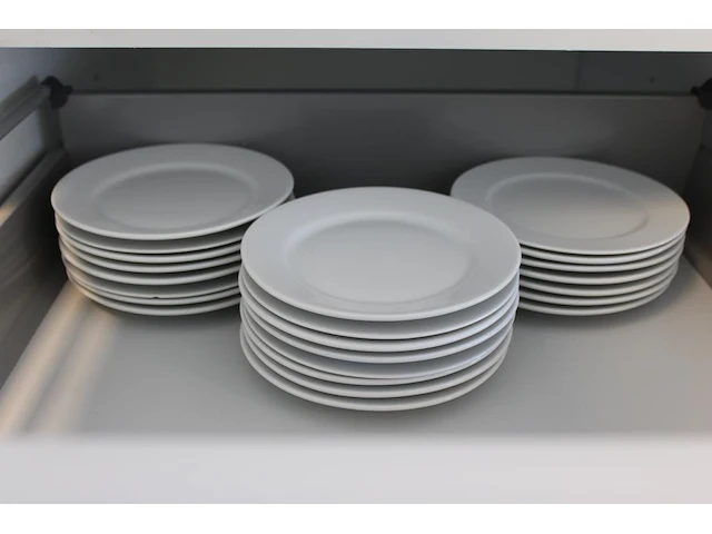 Inhoud keukenkastjes w.o. glaswerk, servies, bestek, dienbladen, mandjes, theeën, pannen, enz. - afbeelding 4 van  21