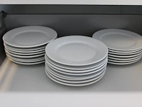 Inhoud keukenkastjes w.o. glaswerk, servies, bestek, dienbladen, mandjes, theeën, pannen, enz. - afbeelding 4 van  21