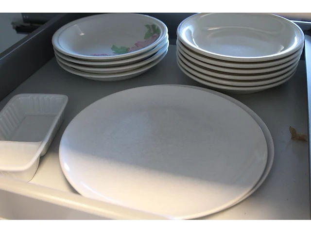 Inhoud keukenkastjes w.o. glaswerk, servies, bestek, dienbladen, mandjes, theeën, pannen, enz. - afbeelding 5 van  21