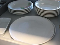 Inhoud keukenkastjes w.o. glaswerk, servies, bestek, dienbladen, mandjes, theeën, pannen, enz. - afbeelding 5 van  21