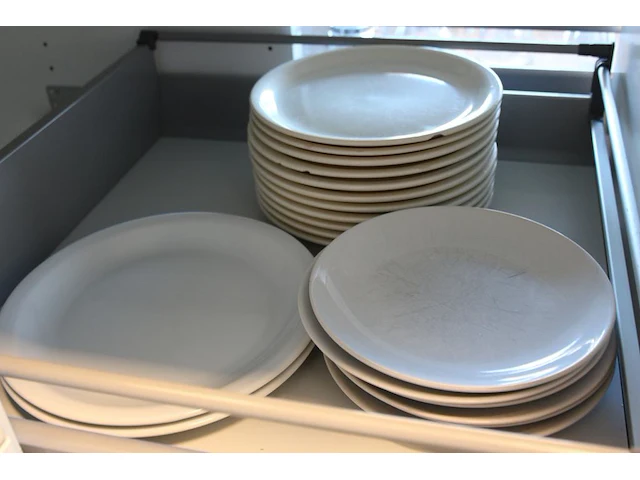 Inhoud keukenkastjes w.o. glaswerk, servies, bestek, dienbladen, mandjes, theeën, pannen, enz. - afbeelding 6 van  21