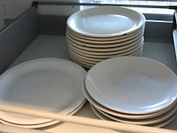 Inhoud keukenkastjes w.o. glaswerk, servies, bestek, dienbladen, mandjes, theeën, pannen, enz. - afbeelding 6 van  21