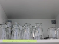 Inhoud keukenkastjes w.o. glaswerk, servies, bestek, dienbladen, mandjes, theeën, pannen, enz. - afbeelding 8 van  21