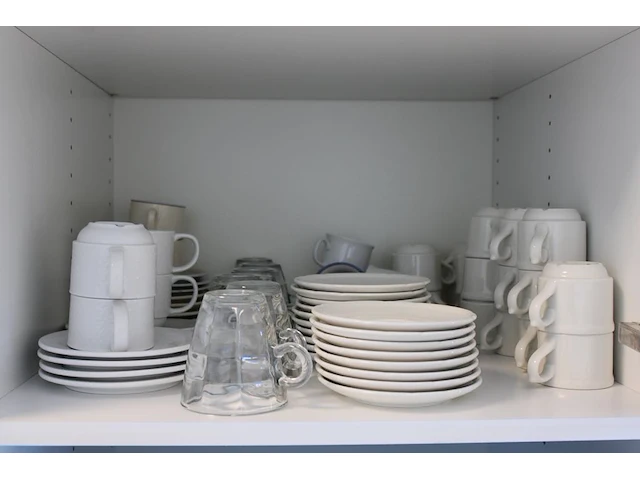 Inhoud keukenkastjes w.o. glaswerk, servies, bestek, dienbladen, mandjes, theeën, pannen, enz. - afbeelding 9 van  21