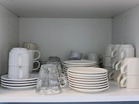 Inhoud keukenkastjes w.o. glaswerk, servies, bestek, dienbladen, mandjes, theeën, pannen, enz. - afbeelding 9 van  21