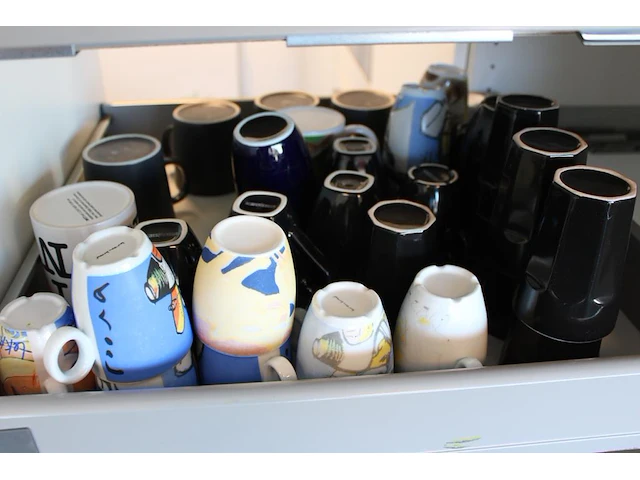 Inhoud keukenkastjes w.o. glaswerk, servies, bestek, dienbladen, mandjes, theeën, pannen, enz. - afbeelding 11 van  21