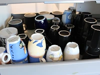 Inhoud keukenkastjes w.o. glaswerk, servies, bestek, dienbladen, mandjes, theeën, pannen, enz. - afbeelding 11 van  21