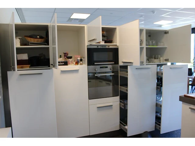 Inhoud keukenkastjes w.o. glaswerk, servies, bestek, dienbladen, mandjes, theeën, pannen, enz. - afbeelding 1 van  21