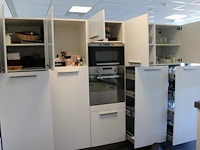 Inhoud keukenkastjes w.o. glaswerk, servies, bestek, dienbladen, mandjes, theeën, pannen, enz.