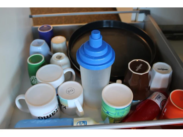 Inhoud keukenkastjes w.o. glaswerk, servies, bestek, dienbladen, mandjes, theeën, pannen, enz. - afbeelding 14 van  21