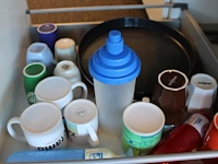 Inhoud keukenkastjes w.o. glaswerk, servies, bestek, dienbladen, mandjes, theeën, pannen, enz. - afbeelding 14 van  21