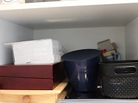 Inhoud keukenkastjes w.o. glaswerk, servies, bestek, dienbladen, mandjes, theeën, pannen, enz. - afbeelding 16 van  21