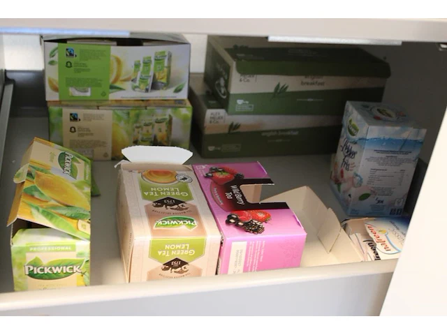 Inhoud keukenkastjes w.o. glaswerk, servies, bestek, dienbladen, mandjes, theeën, pannen, enz. - afbeelding 18 van  21