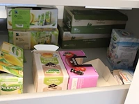 Inhoud keukenkastjes w.o. glaswerk, servies, bestek, dienbladen, mandjes, theeën, pannen, enz. - afbeelding 18 van  21