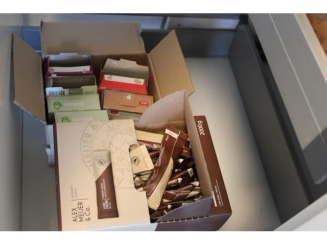 Inhoud keukenkastjes w.o. glaswerk, servies, bestek, dienbladen, mandjes, theeën, pannen, enz. - afbeelding 20 van  21