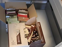 Inhoud keukenkastjes w.o. glaswerk, servies, bestek, dienbladen, mandjes, theeën, pannen, enz. - afbeelding 20 van  21
