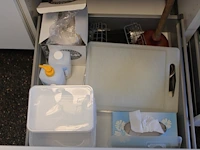 Inhoud keukenkastjes w.o. glaswerk, servies, bestek, dienbladen, mandjes, theeën, pannen, enz. - afbeelding 21 van  21