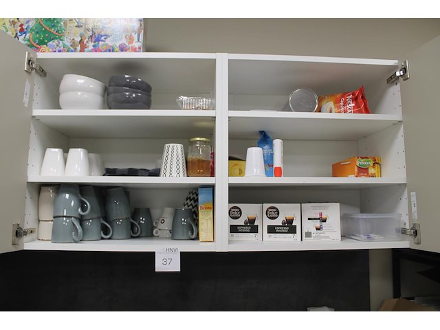 Inhoud keukenkastjes w.o. servies, glaswerk en bestek. - afbeelding 1 van  3