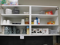 Inhoud keukenkastjes w.o. servies, glaswerk en bestek. - afbeelding 1 van  3