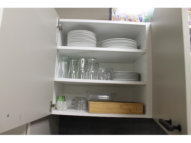 Inhoud keukenkastjes w.o. servies, glaswerk en bestek. - afbeelding 2 van  3
