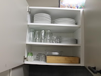 Inhoud keukenkastjes w.o. servies, glaswerk en bestek. - afbeelding 2 van  3