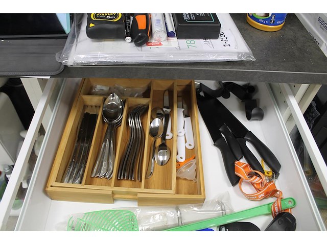 Inhoud keukenkastjes w.o. servies, glaswerk en bestek. - afbeelding 3 van  3