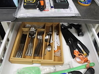 Inhoud keukenkastjes w.o. servies, glaswerk en bestek. - afbeelding 3 van  3