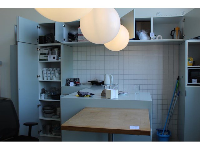 Inhoud keukenkastjes w.o. serviesgoed, glaswerk, bestek, keukenmateriaal etc. - afbeelding 1 van  7