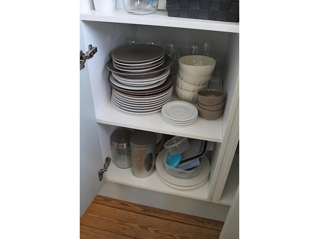 Inhoud keukenkastjes w.o. serviesgoed, glaswerk, bestek, keukenmateriaal etc. - afbeelding 2 van  7
