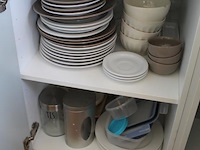 Inhoud keukenkastjes w.o. serviesgoed, glaswerk, bestek, keukenmateriaal etc. - afbeelding 2 van  7
